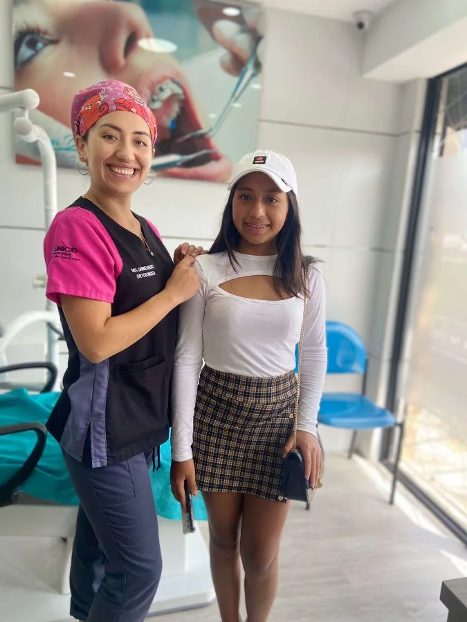 Dra. Gabriela Balseca con una paciente en consulta