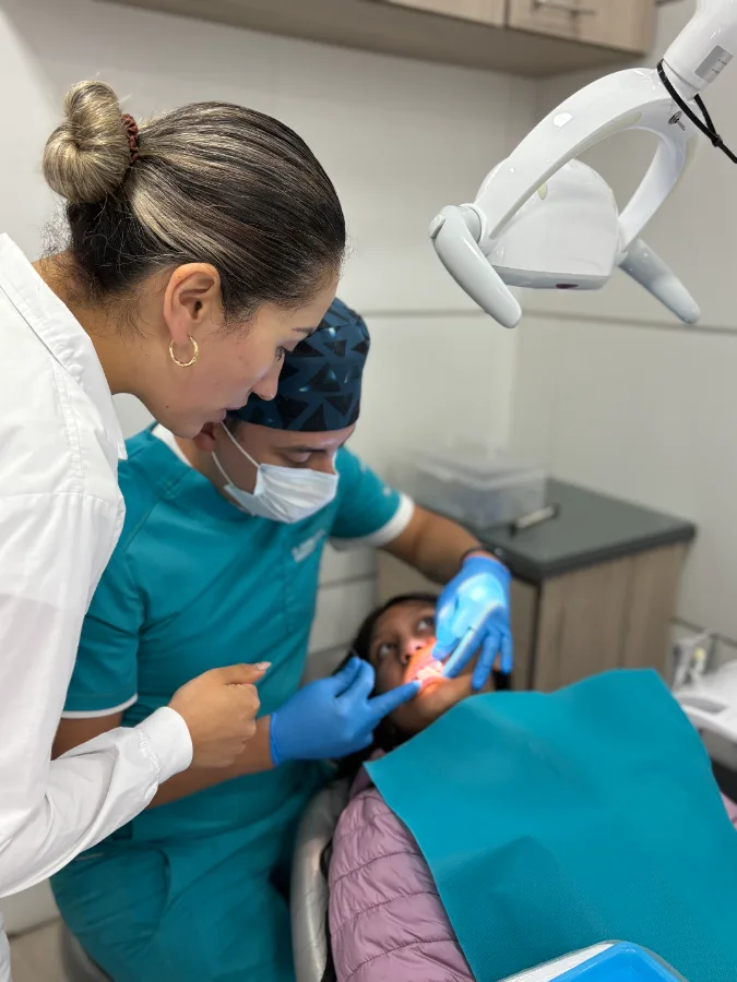 El equipo de Troya Dental con una paciente